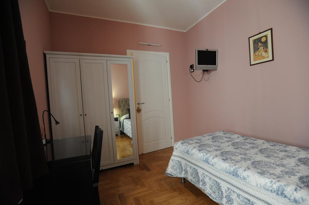 B&B Aurora Domus D'A-Mare ペザロ 部屋 写真
