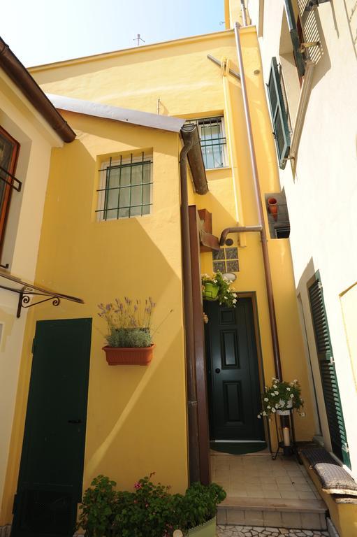 B&B Aurora Domus D'A-Mare ペザロ エクステリア 写真