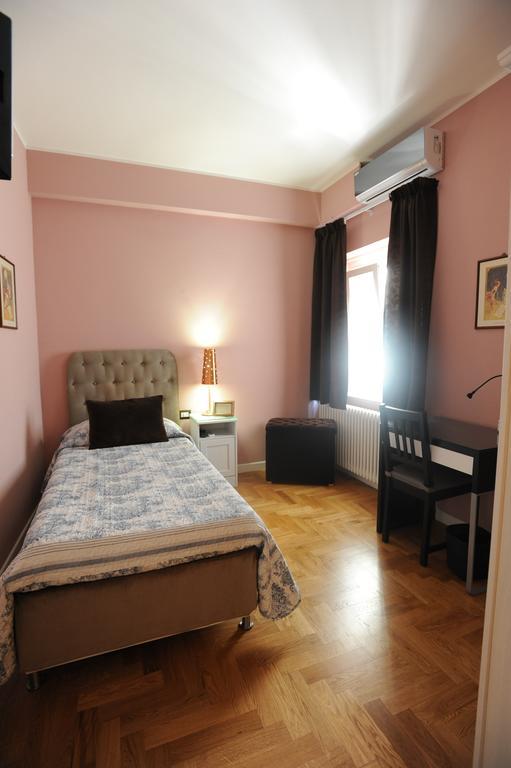 B&B Aurora Domus D'A-Mare ペザロ 部屋 写真