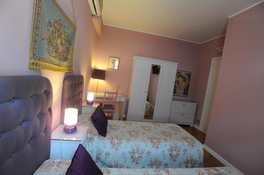B&B Aurora Domus D'A-Mare ペザロ 部屋 写真
