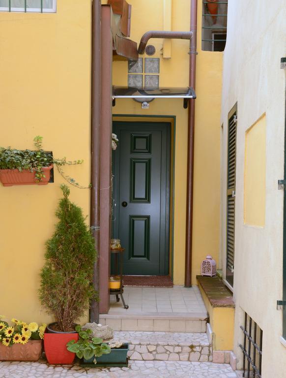 B&B Aurora Domus D'A-Mare ペザロ エクステリア 写真
